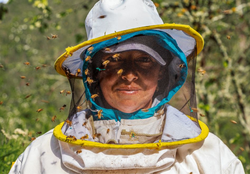 Foto: Eine Frau beim Imkern